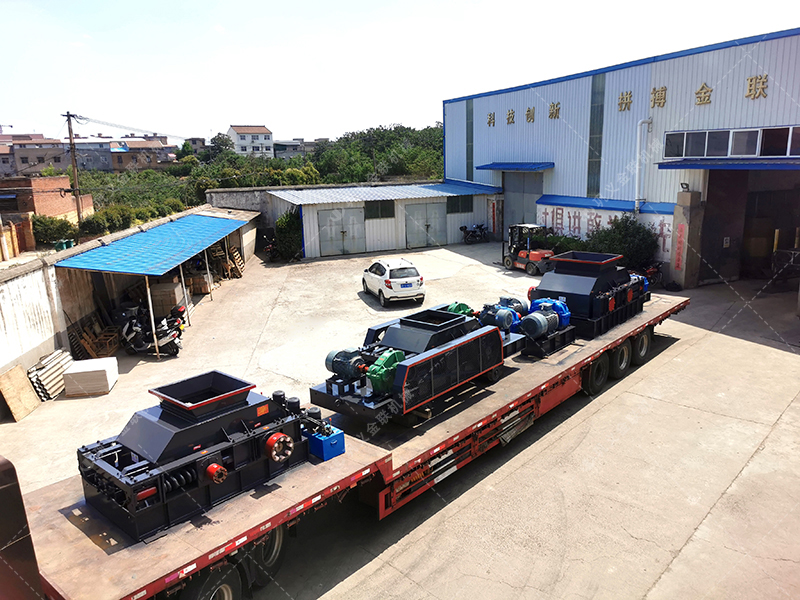 1200*1200雙齒輥破碎機(jī)，兩臺900*900軌道移動(dòng)雙齒輥破碎機(jī)發(fā)往云南